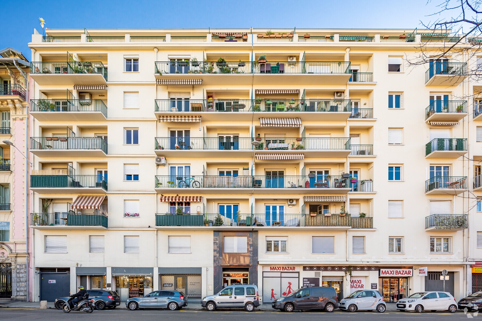 Retail in Nice for lease Primary Photo- Image 1 of 4