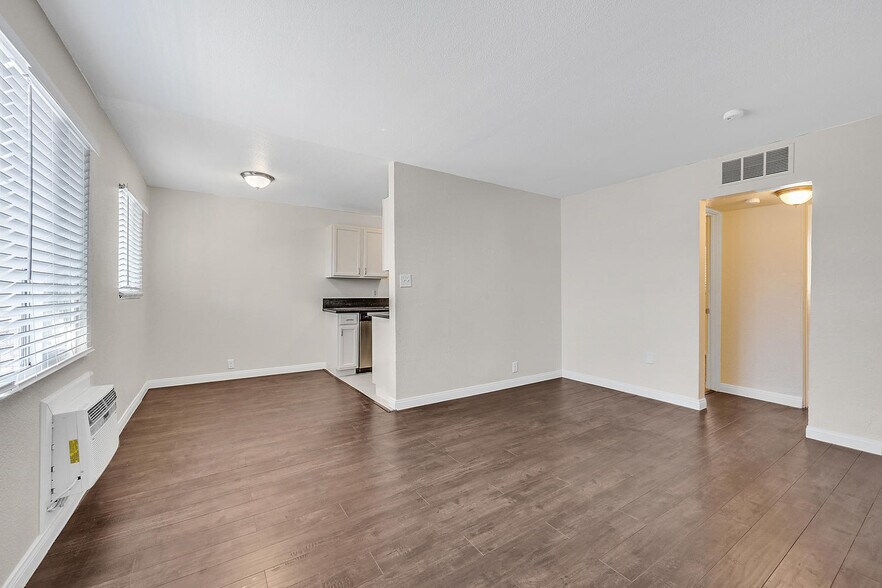 2413 Sunrise Ave, Las Vegas, NV à vendre - Photo intérieure - Image 3 de 6