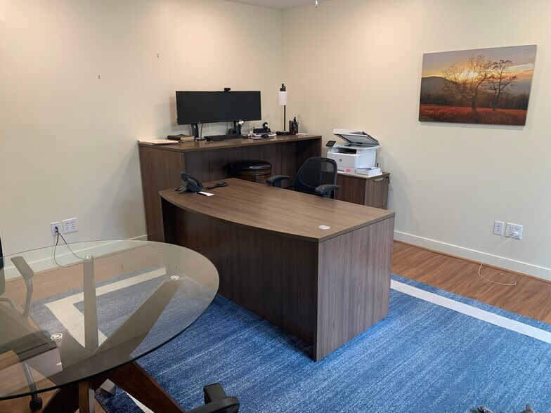 2471 Rockfish Valley Hwy, Nellysford, VA à vendre - Photo du bâtiment - Image 2 de 7