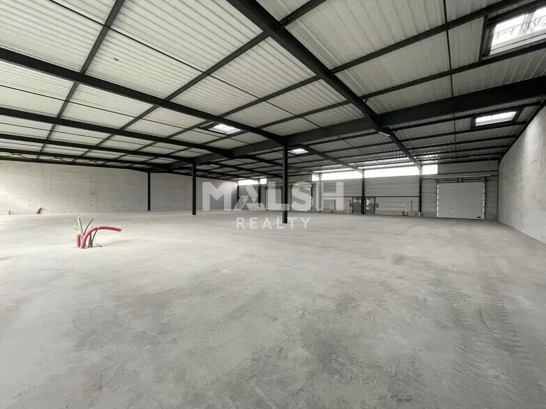 Flex in Neulise for lease - Interior Photo - Image 2 of 11