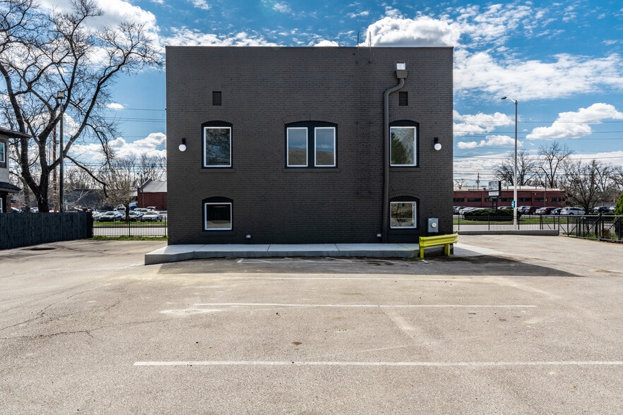 2506 E Washington St, Indianapolis, IN à louer - Photo du bâtiment - Image 3 de 47