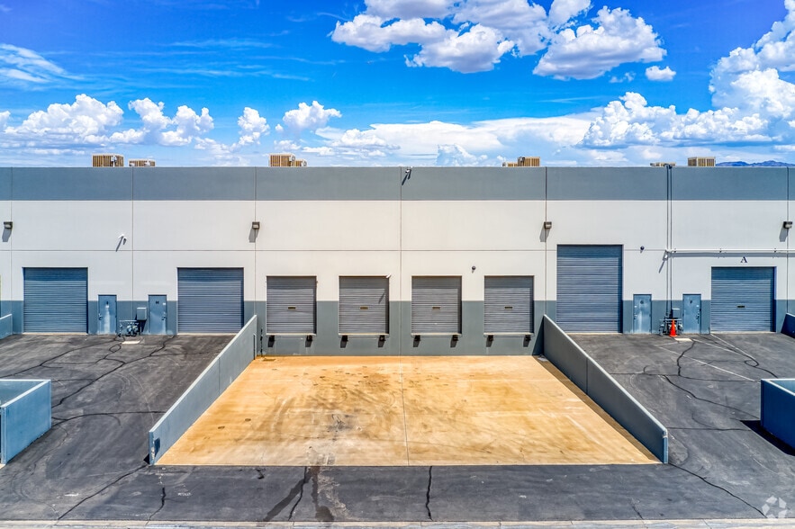 7685 Commercial Way, Henderson, NV à louer - Photo du bâtiment - Image 3 de 10