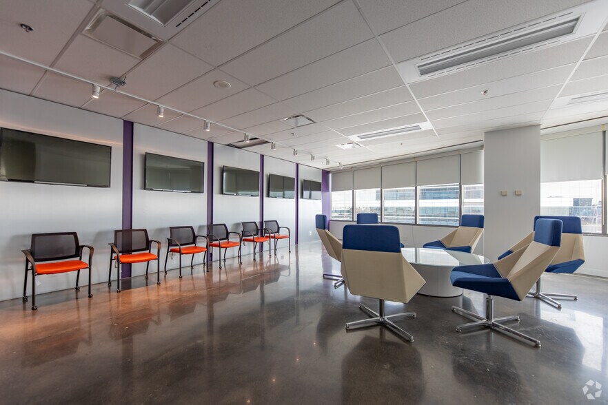 125 Commerce Valley Dr W, Markham, ON à louer - Photo intérieure - Image 3 de 15