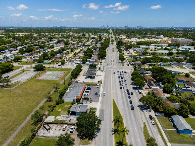 3251-3255 NW 183rd St, Opa-locka, FL à louer - Photo du bâtiment - Image 3 de 5