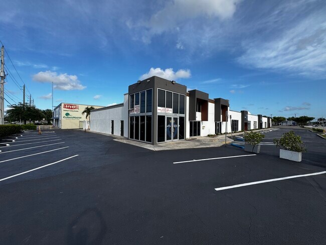Plus de détails pour 5701-5731 NW 74th Ave, Miami, FL - Plusieurs types d'espaces à louer