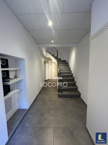 Flex in Cannes for sale - Interior Photo - Image 2 of 11