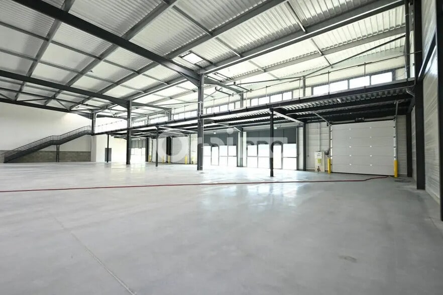 Flex in Saint-Laurent-de-Mure for lease - Interior Photo - Image 3 of 27