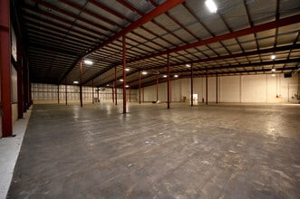 W395N5701 Frontier Rd, Oconomowoc, WI à louer Photo intérieure- Image 1 de 23