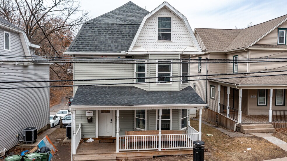 383 1/2 - 391 Lightstreet Rd portefeuille de 3 propriétés à vendre sur LoopNet.ca - Photo du bâtiment - Image 2 de 10