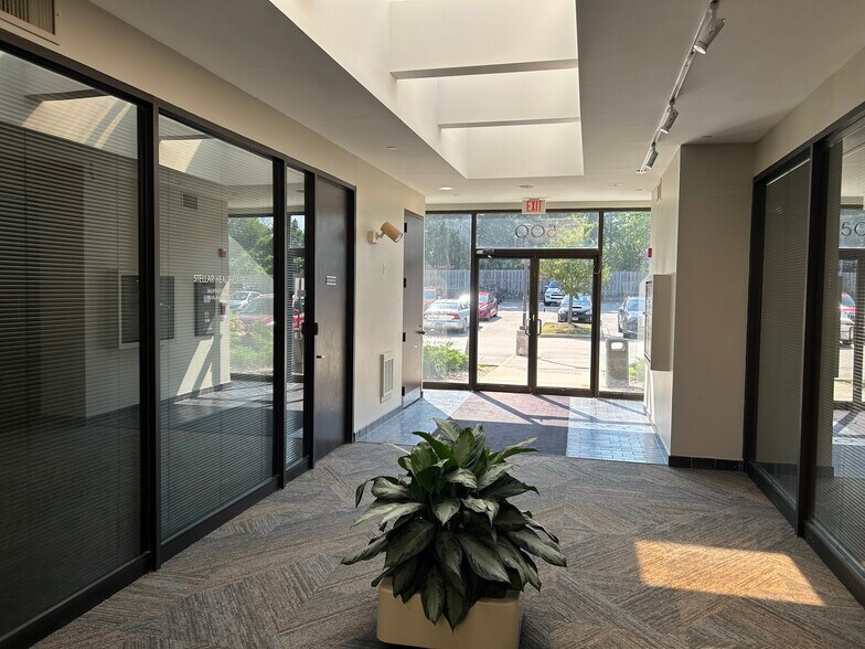 60 Revere Dr, Northbrook, IL à louer - Photo intérieure - Image 3 de 15