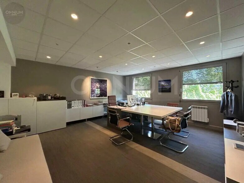 Office in Villeurbanne for lease - Interior Photo - Image 2 of 6
