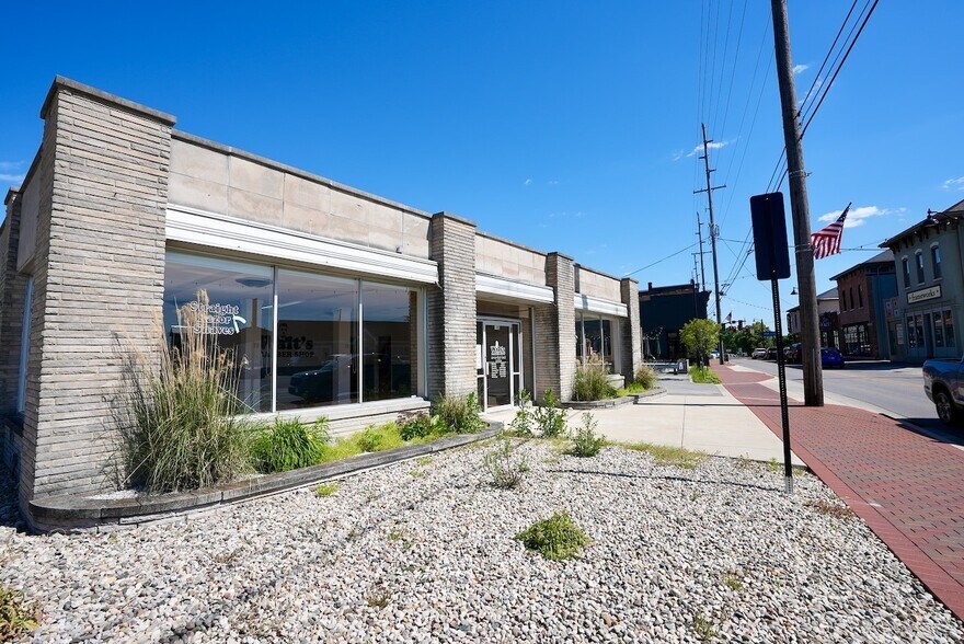 105 S Madison Ave, Greenwood, IN à louer - Photo du bâtiment - Image 2 de 16