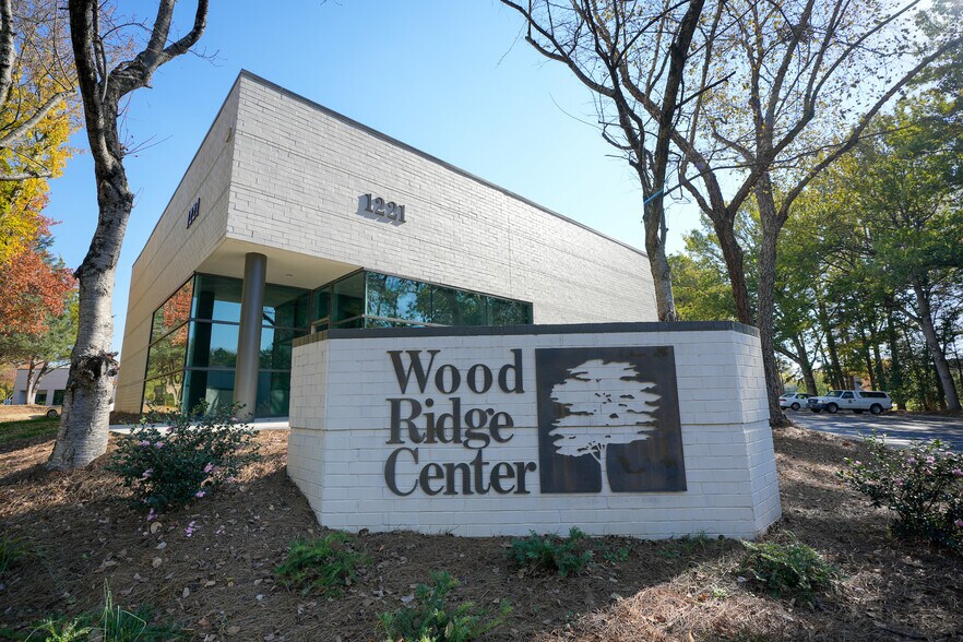 1201-1221 Wood Ridge Center Dr, Charlotte, NC à louer - Photo du bâtiment - Image 2 de 14