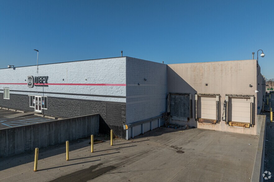 1740 E Sherman Blvd, Muskegon, MI à louer - Photo du bâtiment - Image 2 de 4