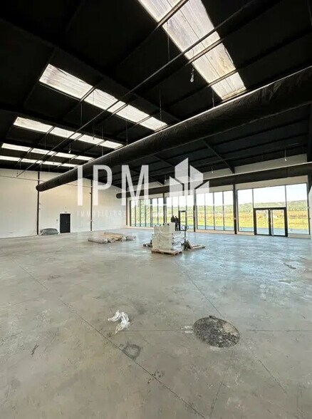 Flex in Lançon-Provence for lease - Interior Photo - Image 2 of 6