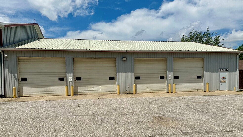 2305 W Industrial Park Dr, Bloomington, IN à louer - Photo du bâtiment - Image 2 de 17