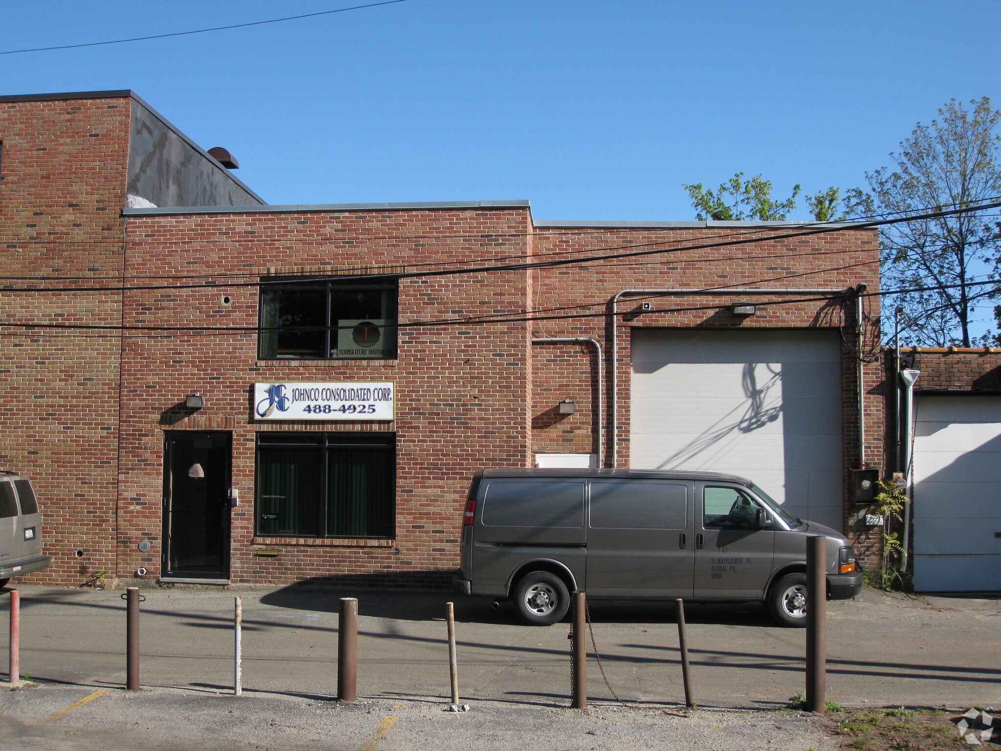 13 Mayflower Pl, Floral Park, NY for lease Primary Photo- Image 1 of 8