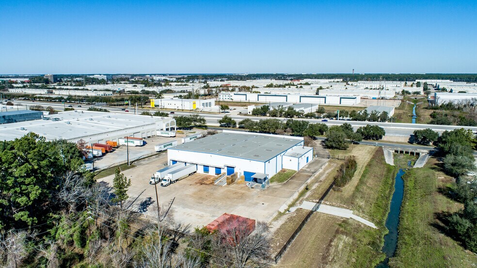 4950 N Sam Houston Pky E, Houston, TX à louer - Photo du bâtiment - Image 3 de 7