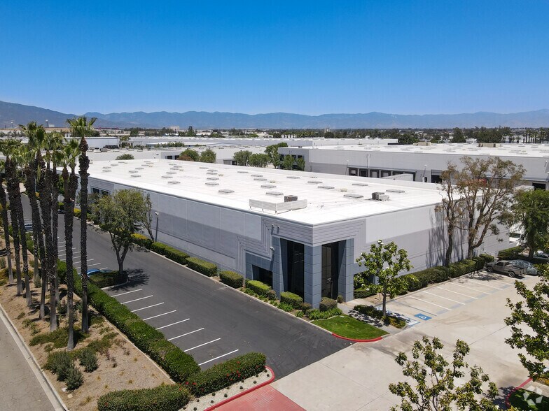 10777 Commerce Way, Fontana, CA à louer - Photo du bâtiment - Image 3 de 5