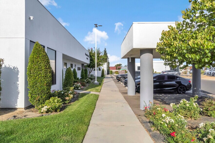 1260 E Almond Ave, Madera, CA à vendre - Photo du bâtiment - Image 3 de 58