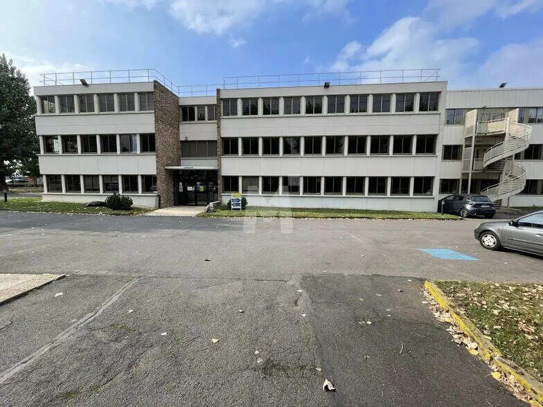 Office in Antony for lease - Building Photo - Image 2 of 6