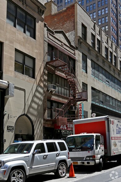 205 W 29th St, New York, NY à louer - Photo du bâtiment - Image 2 de 2