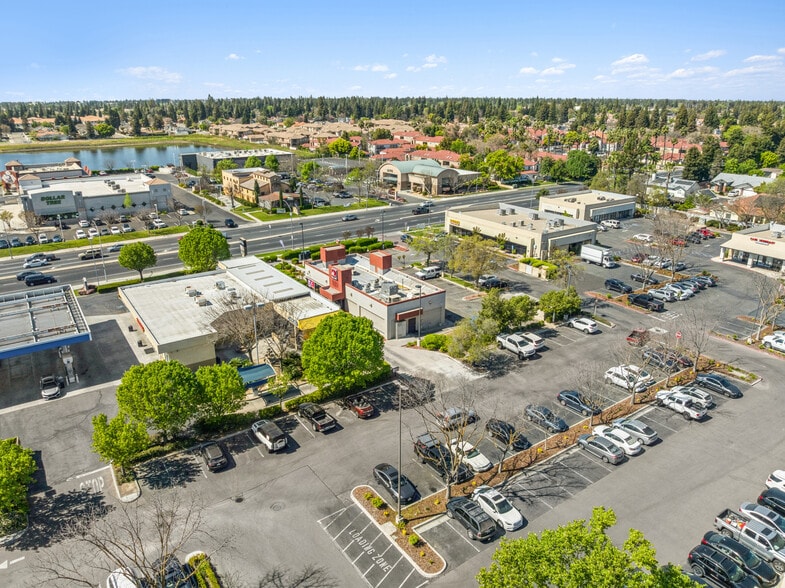 8008 N Cedar Ave, Fresno, CA à vendre - Photo du bâtiment - Image 2 de 4