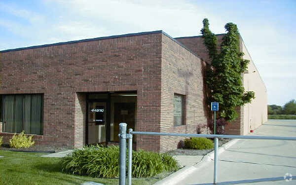 44810 Vic Wertz Dr, Clinton Township, MI à vendre - Photo du bâtiment - Image 1 de 7