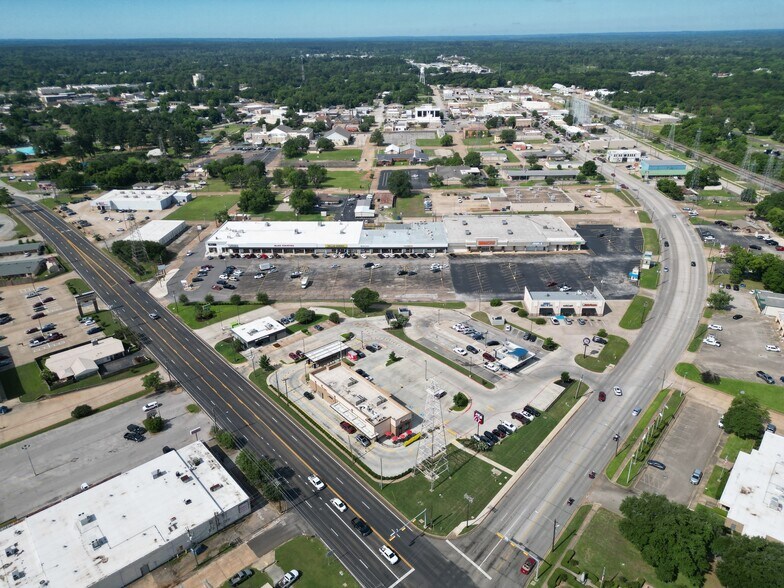 102-110 Midtown Dr, Kilgore, TX à louer - Photo du bâtiment - Image 1 de 26