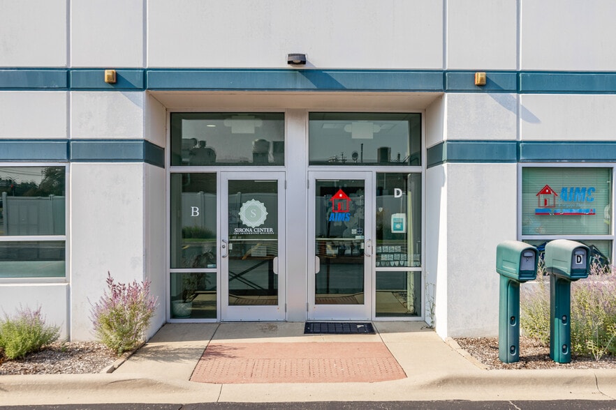 2005 Bloomingdale Rd, Glendale Heights, IL à vendre - Photo du bâtiment - Image 2 de 15