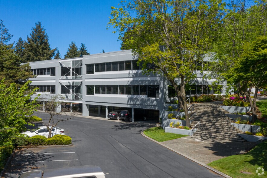 10940 NE 33rd Pl, Bellevue, WA à louer - Photo du bâtiment - Image 1 de 7