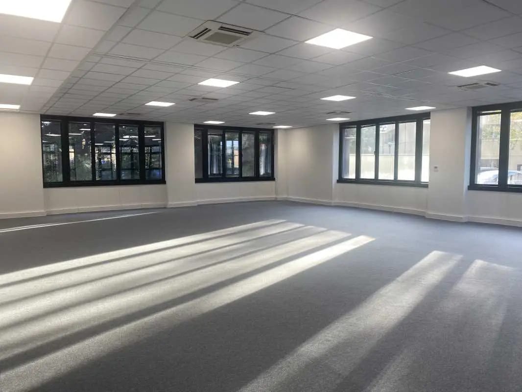 Office in Saint-Didier-au-Mont-d'Or for lease Interior Photo- Image 1 of 2