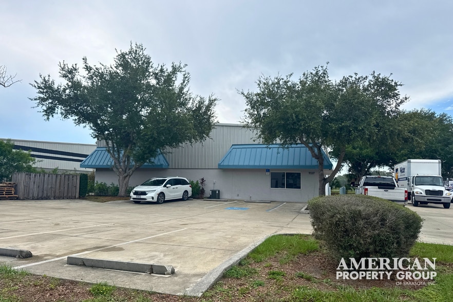 7117 24th Ct E, Sarasota, FL à louer - Photo du bâtiment - Image 3 de 12