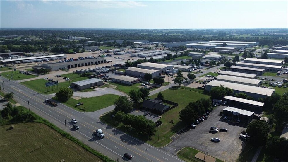 120 Commercial Ave, Lowell, AR à vendre - Photo du bâtiment - Image 2 de 27