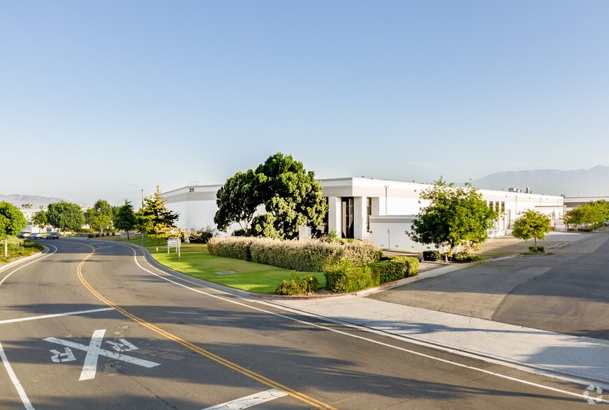 311 Bonnie Cir, Corona, CA for lease - Primary Photo - Image 1 of 10