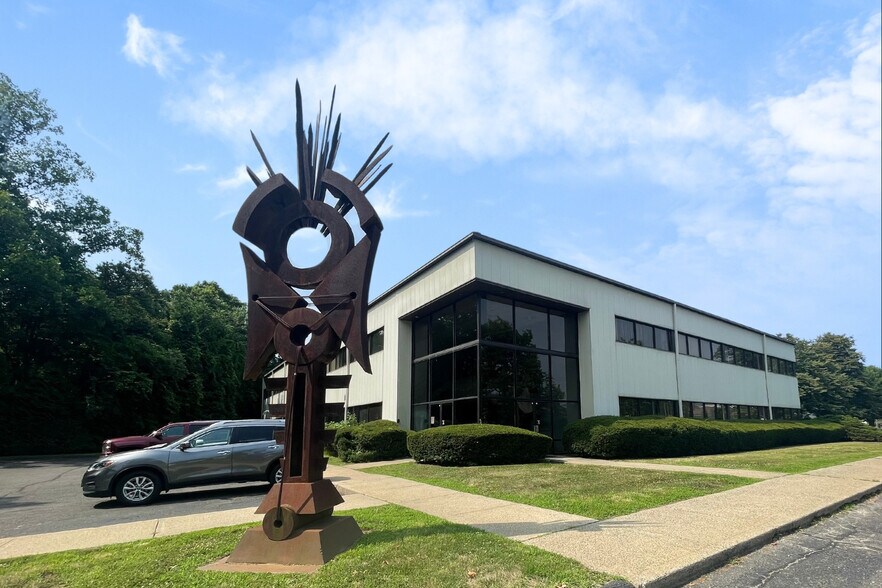 135 Research Dr, Milford, CT à louer - Photo du bâtiment - Image 2 de 17