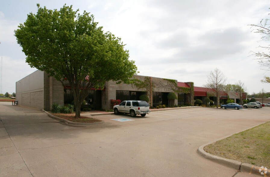 7700 N Hudson Ave, Oklahoma City, OK à louer - Photo du bâtiment - Image 3 de 24