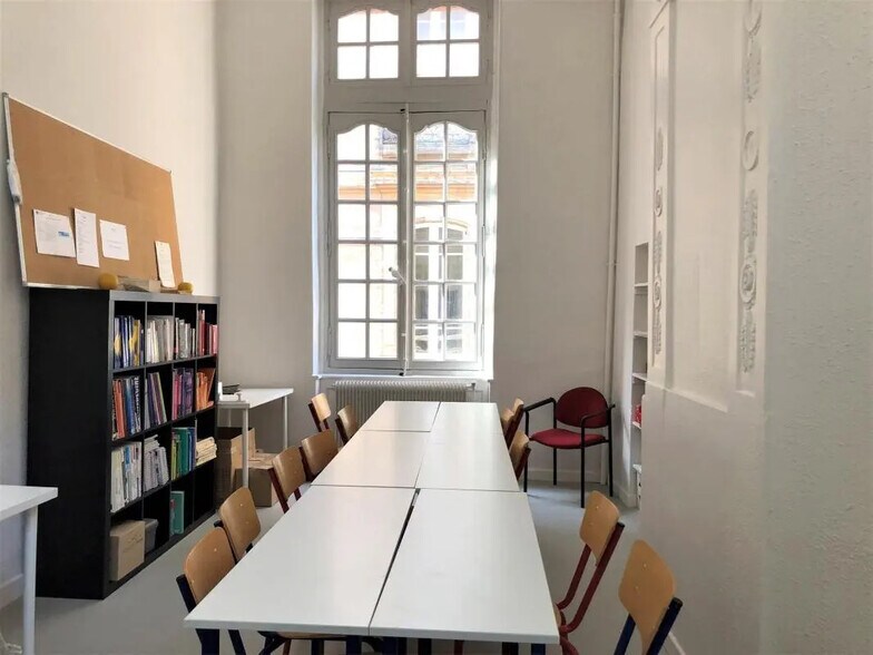 Office in Toulouse for lease - Interior Photo - Image 2 of 13