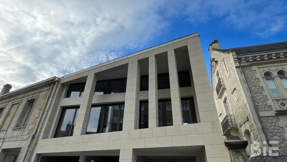 Office in Bordeaux for lease - Building Photo - Image 1 of 13