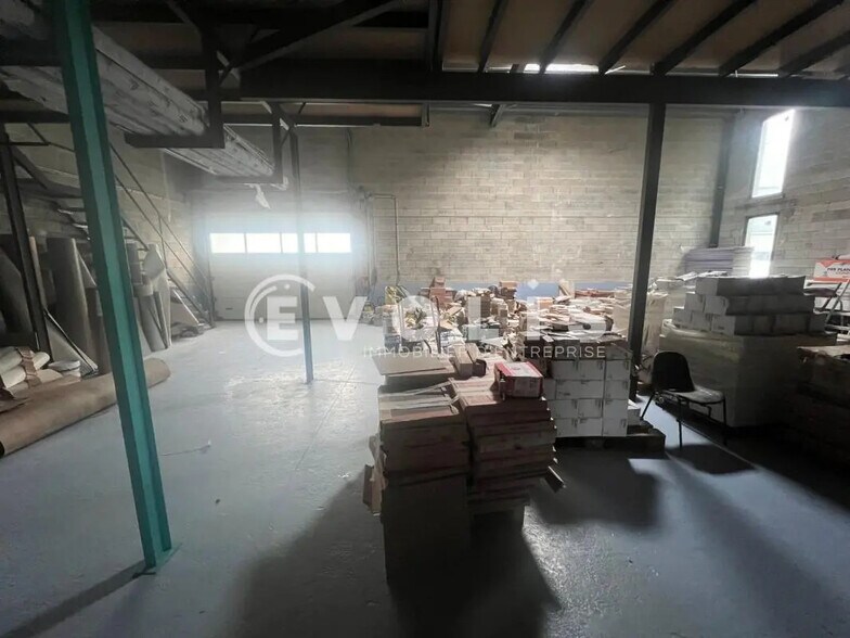 Flex in Saint-Pierre-du-Perray for lease - Interior Photo - Image 3 of 8