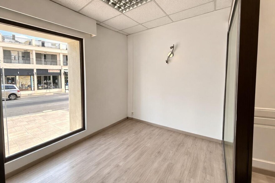 Retail in La Londe-les-Maures for lease - Interior Photo - Image 2 of 4