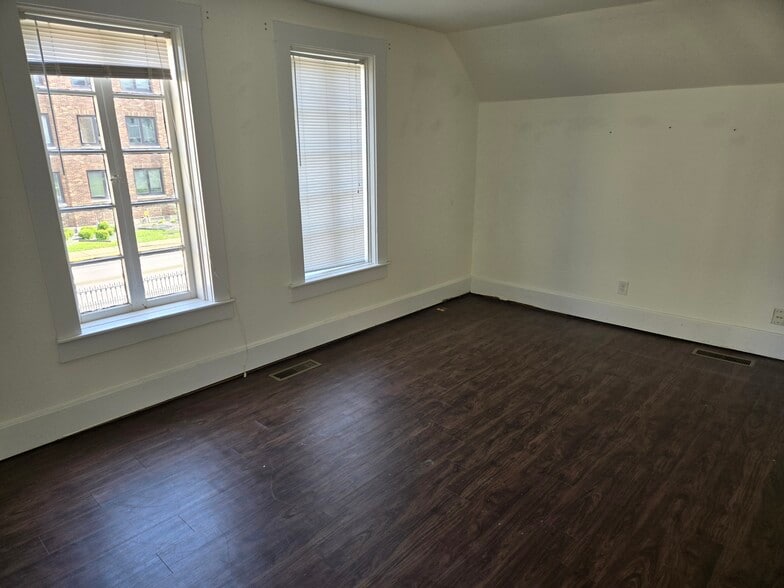 124 SE 1st St, Evansville, IN for lease - Interior Photo - Image 2 of 4