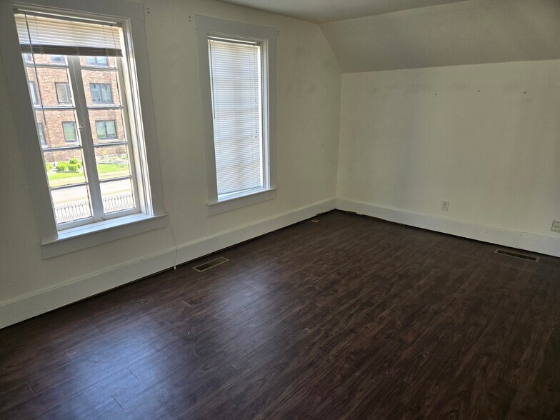 124 SE 1st St, Evansville, IN à louer - Photo intérieure - Image 2 de 4