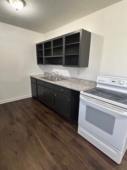 1014 SW 33rd St, Topeka, KS for sale - Interior Photo - Image 2 of 17