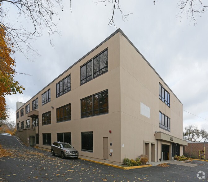 400 W Main St, Riverhead, NY à louer - Photo du bâtiment - Image 3 de 4