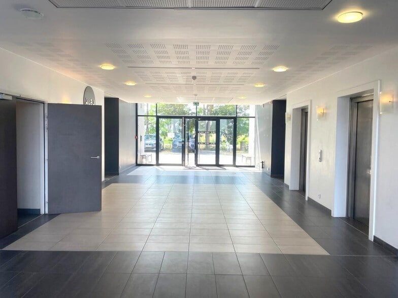 Bureau dans SAINT-OUEN-L'AUMONE à louer - Hall d’entrée - Image 2 de 5