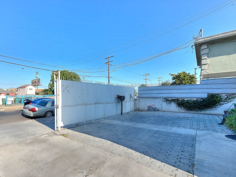 1033 S Burin Avenue, Inglewood, CA à vendre - Photo du bâtiment - Image 2 de 58