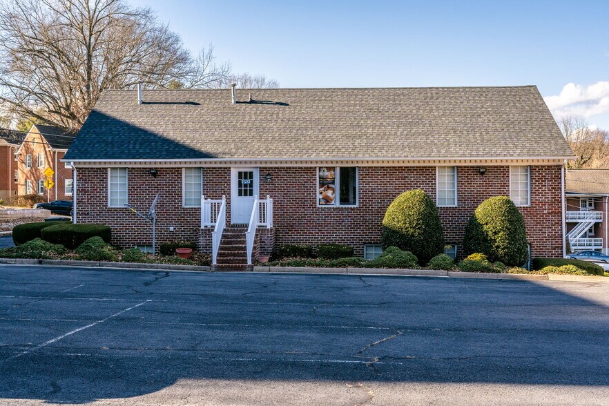 413 N Coalter St, Staunton, VA à louer - Photo du bâtiment - Image 2 de 33