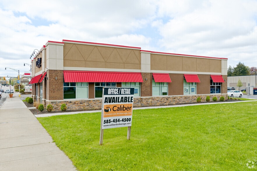 235-245 N Winton Rd, Rochester, NY for lease - Building Photo - Image 3 of 8