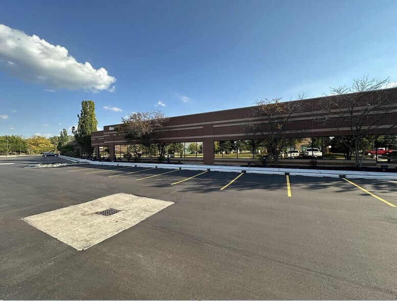 49100-49140 Wixom Tech Dr, Wixom, MI à vendre - Photo du bâtiment - Image 1 de 6
